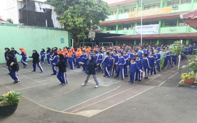 Jumat Sehat Penuh Semangat, Warga MTsN 1 Jakarta Ikuti Senam Bersama